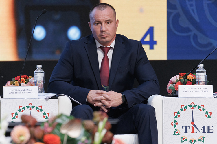 Дмитрий Валенза: «Люди оказываются в чужом месте без связи. Кстати, номер иностранного гражданина должен подтверждаться на «Госуслугах». С этим бывают проблемы. Если человек приезжает работать на год, эти «Госуслуги» ему не нужны»