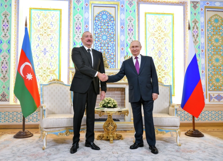 Россия, пообещал Путин, выплатит компенсации и даст «правовую оценку действиям всех должностных лиц», причастных к авиакатастрофе пассажирского самолета AZAL