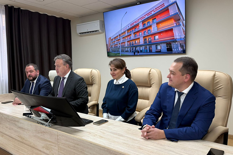 Кресло главврача РКИБ вместо Гатауллина занял Айдар Багаутдинов (справа), который почти полгода исполнял обязанности главного врача РКБ
