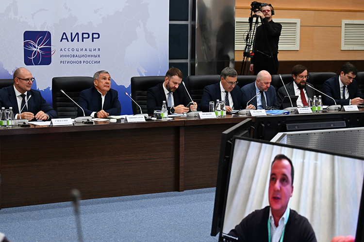 Официально сообщалось только, что участники обсудили вызовы для малых технологических компаний и Минниханов признал, что пока компаний с таким статусом мало
