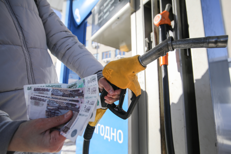«В цене бензина примерно 70% — это разные налоги, если к этому добавить, что дальше собираются увеличить акцизы, НДС, это гарантирует продолжение роста цен на бензин»