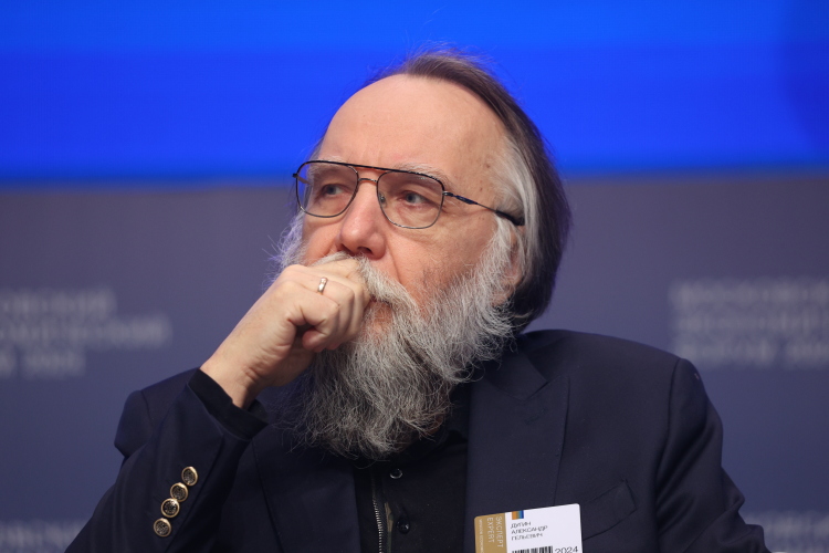 Как отмечает автор канала «Преемник», некоторые люди считают Дугина «рупором власти» и «личным философом президента», а он сам активно этому подыгрывает