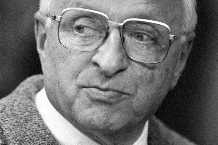 «Игрок ЦСКА вышел на замену в других по цвету трусах. Я разрешил ему выйти. Мне выговорили: «Вы первенство двора, что ли, судите?» (на фото — Александр Гомельский)
