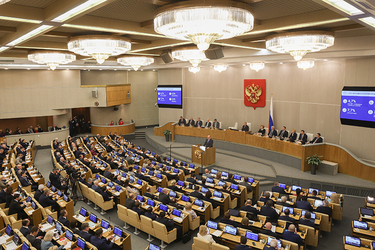 При выборах депутатов Госдумы применяется смешанная избирательная система, т. е. половина парламентариев (225) проходит по одномандатным округам, а вторая (225) — по спискам