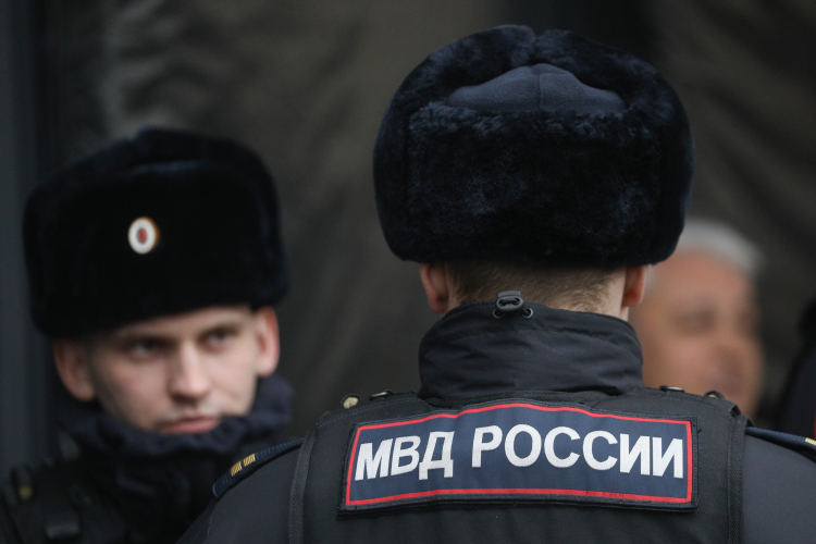 Если сотрудник МВД был признан нуждающимся в улучшении жилищных условий и получил служебное жилье до того, как начал действовать новый ФЗ, то его после выхода не пенсию не могут выселить, если его стаж больше 10 лет, а не больше 25