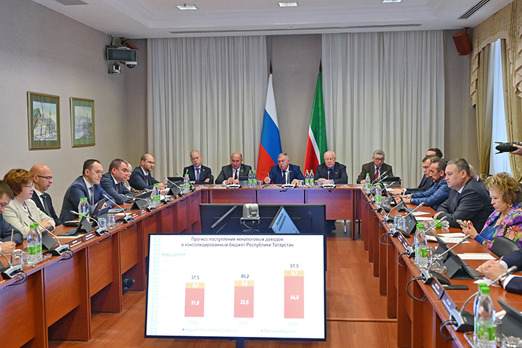 Самый важный финансовый документ республики формируется на основе прогноза социально-экономического развития. Его штрихи представил первый заместитель министра экономики РТ Олег Пелевин. Но начал он с итогов 8 месяцев 2025 года
