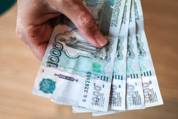 С 1 января 2026 года заложено повышение зарплат бюджетников на 10%