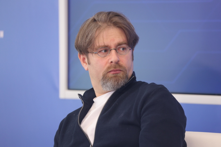 Крайнов провел параллель между страхом перед компьютерами 35 лет назад и боязнью искусственного интеллекта сегодня, рассказал о методах обучения нейросетей и даже затронул вопрос распределения общественных благ