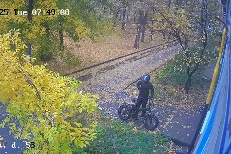 Нападавший был в мотоциклетном шлеме, на лице — балаклава, черная куртка и штаны без сильно выделяющихся опознавательных знаков. И главное — электровелосипед, который в последнее время становится все популярнее на улицах города