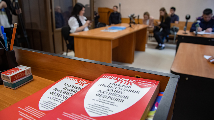 «В Казани запредельная нагрузка! В том же Муслюмово судья в год по 100−200 дел рассматривает, можно сказать, отдыхает»