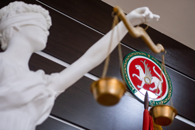 Один судья Вахитовского районного суда Казани в 2024 году рассматривал в среднем почти 114 дел в месяц. Больше сотни дел рассматривали судьи Ново-Савиновского, Приволжского, Советского судов Казани. В Набережночелнинском — 99 дел в месяц на судью, в Пестречинском — 86,3 дела в месяц