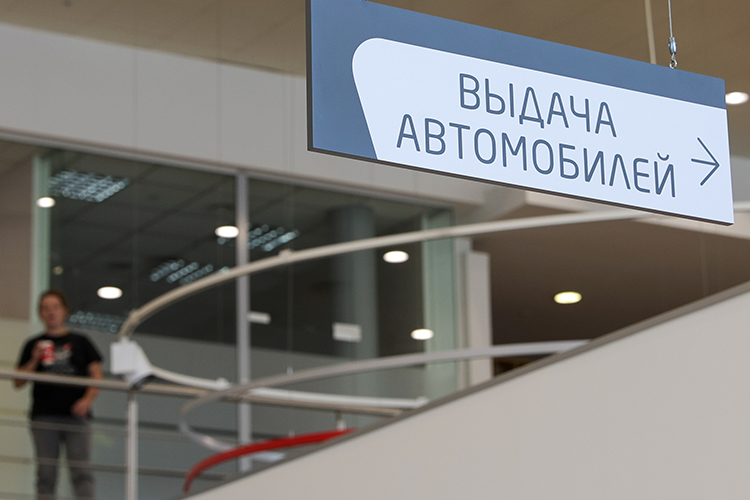 Автомобильный рынок России, который в августе 2025 года был вторым в Европе, в сентябре опустился на пятое место в этом рейтинге. И это несмотря на то, что продажи новых автомобилей в сентябре были наилучшими для российского рынка