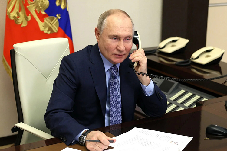 Длительная беседа, занявшая более двух часов, шла как раз в тот момент, когда борт Зеленского приближался к Вашингтону