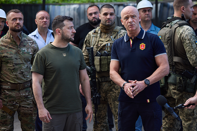 Владимир Зеленский подписал указ о лишении украинского гражданства мэра Одессы Геннадия Труханова. Поводом стало наличие у одесского градоначальника гражданства России