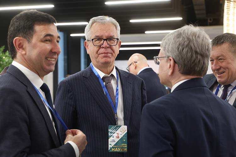 Сегодня утром ректор КФУ представил в качестве руководителя Института физики 67-летнего Андрея Поминова (в центре), который до недавнего времени работал первым заместителем министра образования и науки РТ