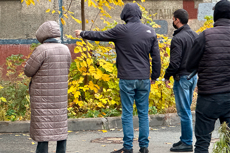 Рафис указал и на точное место нападения, и на то, где припарковал свой «электробайк»