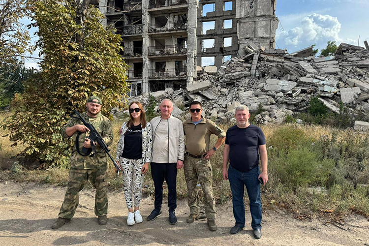 «В конце сентября – начале октября мы лично ездили в Луганск, чтобы посмотреть своими глазами на происходящее. Можно сказать, мы были на передовой»