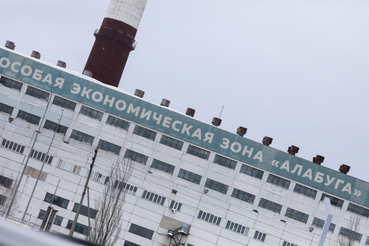 Запрещено создавать новые или расширять уже действующие проекты вместе с резидентами российских ОЭЗ, заключать с ними контракты Запрещено создавать новые или расширять уже действующие проекты вместе с резидентами российских ОЭЗ, заключать с ними контракты