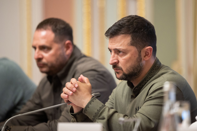 «Ситуация у Зеленского сейчас такова, что если завтра на Украине объявить президентские выборы и выставить в качестве кандидата половой коврик, а рядом написать фамилию Зеленский, то народ проголосует за половой коврик» «Ситуация у Зеленского сейчас такова, что если завтра на Украине объявить президентские выборы и выставить в качестве кандидата половой коврик, а рядом написать фамилию Зеленский, то народ проголосует за половой коврик»