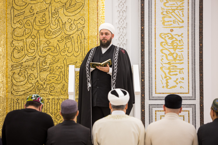 «В прошлую пятницу в мечети «Алтан» в Казани с благословения муфтия Татарстана Камиля хазрата Самигуллина я провел джума-намаз» «В прошлую пятницу в мечети «Алтан» в Казани с благословения муфтия Татарстана Камиля хазрата Самигуллина я провел джума-намаз»