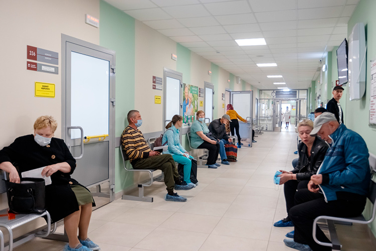 Престиж профессии падает год от года, констатируют эксперты, а пациенты продолжают жаловаться на то, что приема узких специалистов можно дожидаться неделями   Престиж профессии падает год от года, констатируют эксперты, а пациенты продолжают жаловаться на то, что приема узких специалистов можно дожидаться неделями