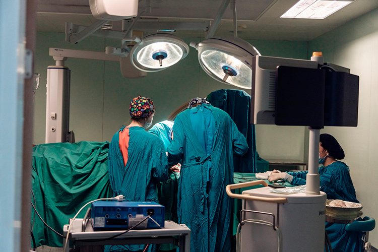 Источники издания говорят, что и сегодня бывают ситуации, при которых врачи не могут направить своих пациентов на операции к желаемому хирургу, поскольку тот занят пациентами по линии СВО   Источники издания говорят, что и сегодня бывают ситуации, при которых врачи не могут направить своих пациентов на операции к желаемому хирургу, поскольку тот занят пациентами по линии СВО