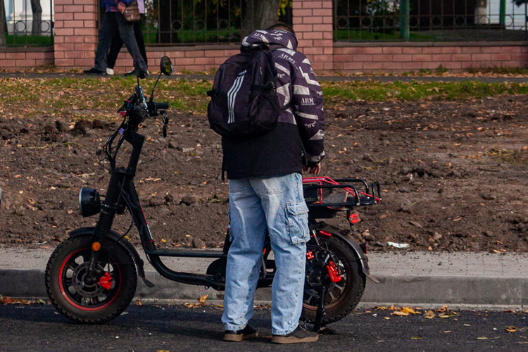 Дело было в ноябре 2024 года. Тогда Ирина отвезла ребенка в детский садик на улицу Баруди, после чего она вышла на тротуар, где ее на полном ходу сбил молодой человек на электровелосипеде