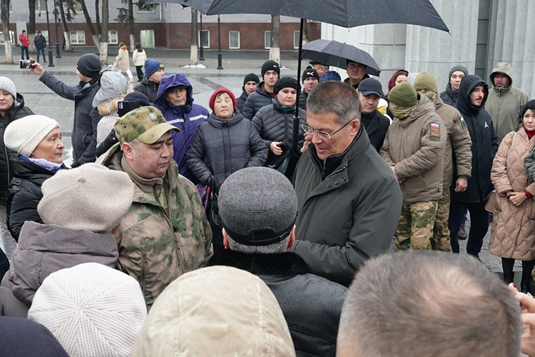 В 2022-м Бадранов отправился добровольцем в зону СВО в звании лейтенанта. Это решение Хабиров встретил словами о том, что тот для него не просто коллега, а «соратник и близкий по духу человек» В 2022-м Бадранов отправился добровольцем в зону СВО в звании лейтенанта. Это решение Хабиров встретил словами о том, что тот для него не просто коллега, а «соратник и близкий по духу человек»