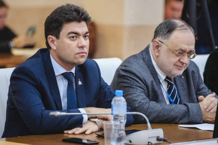 Назначение Данияра Абдрахманова (слева) помощником главы РБ с перспективой утверждения его замруководителя администрации стало по сути подарком к юбилею — 25 ноября ему исполнится 45 лет Назначение Данияра Абдрахманова (слева) помощником главы РБ с перспективой утверждения его замруководителя администрации стало по сути подарком к юбилею — 25 ноября ему исполнится 45 лет