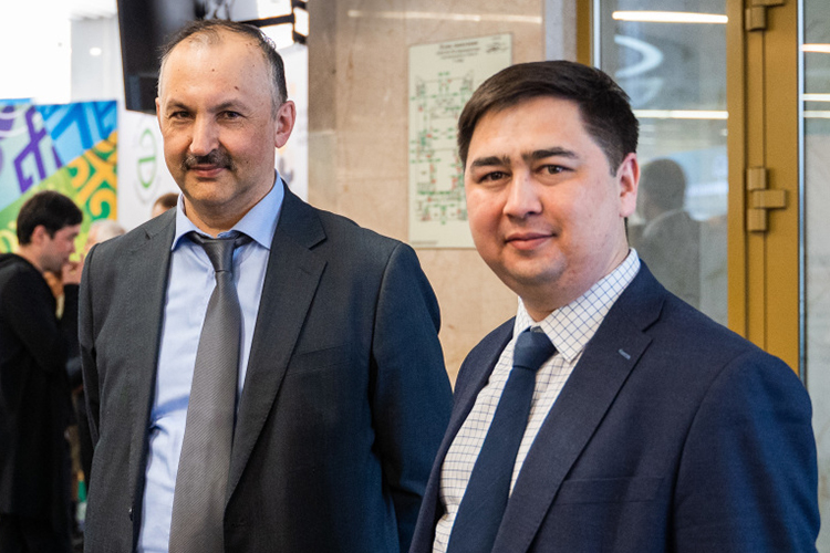 Карьерный рост Бадранова (справа) начался как раз с приходом к власти Хабирова: сначала был начальником управления главы РБ по общественно-политическому развитию, затем в 2020-м стал вице-премьером РБ, в 2022-м — первым вице-премьером РБ Карьерный рост Бадранова (справа) начался как раз с приходом к власти Хабирова: сначала был начальником управления главы РБ по общественно-политическому развитию, затем в 2020-м стал вице-премьером РБ, в 2022-м — первым вице-премьером РБ
