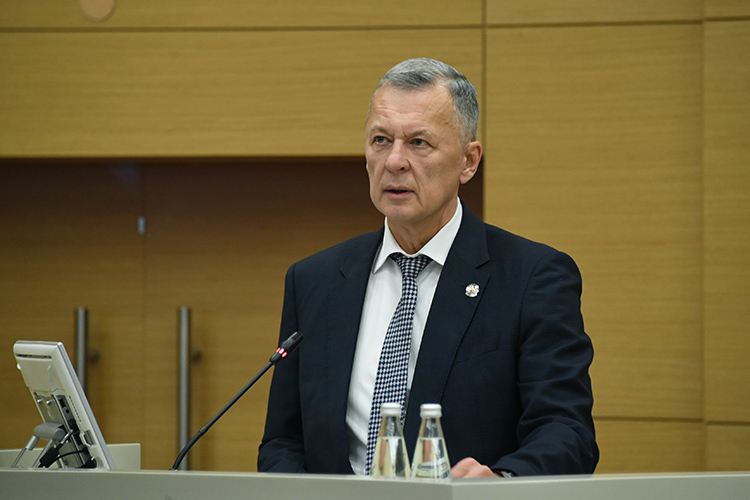 Марат Сафиуллин рассказал, что за 9 месяцев 2025 года в Татарстане всего было мобилизовано 1,2 трлн рублей налогов. Из них 65% (около 780 млрд рублей) ушло в федеральный бюджет и лишь 421 млрд рублей (35% от общего объема) осталось в консолидированном бюджете республики Марат Сафиуллин рассказал, что за 9 месяцев 2025 года в Татарстане всего было мобилизовано 1,2 трлн рублей налогов. Из них 65% (около 780 млрд рублей) ушло в федеральный бюджет и лишь 421 млрд рублей (35% от общего объема) осталось в консолидированном бюджете республики