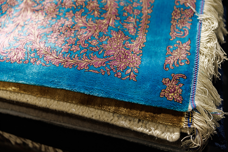 «Ковер жизнь прожил, по нему ходили, в радости, в горе… и посмотрите, он не как шерсть, а как шелк, настолько мягкий» «Ковер жизнь прожил, по нему ходили, в радости, в горе… и посмотрите, он не как шерсть, а как шелк, настолько мягкий»