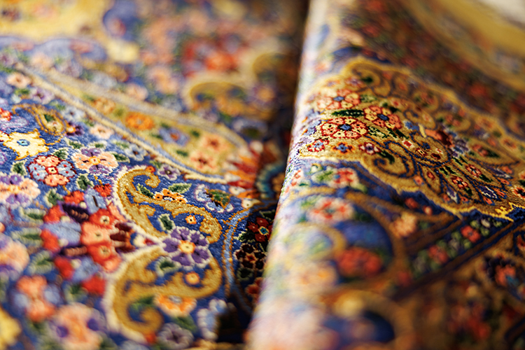 «На Востоке и в арабском мире ковры имеют огромное значение. Там — это богатство. Человек, который их покупает, преследует две цели: не только украсить дом красивым ковром, но и сохранить и приумножить свое богатство» «На Востоке и в арабском мире ковры имеют огромное значение. Там — это богатство. Человек, который их покупает, преследует две цели: не только украсить дом красивым ковром, но и сохранить и приумножить свое богатство»