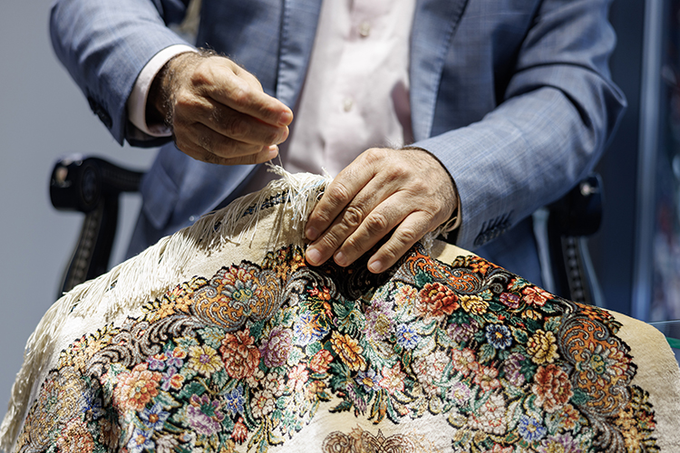 «У меня коврами много лет предки занимались. Так перемешалось хобби и бизнес» «У меня коврами много лет предки занимались. Так перемешалось хобби и бизнес»