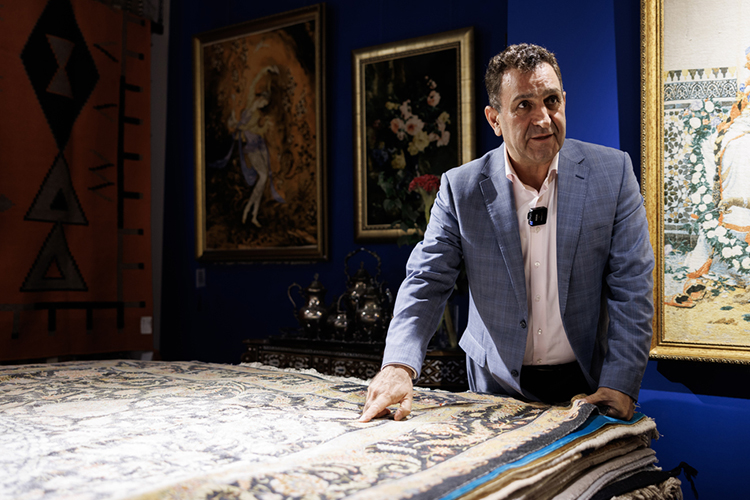 «В Иране иногда сначала ковер заказывают, потом под него проект дома делают. Ковер будет изготавливаться четыре-пять лет, это часто самое ценное, что есть дома» «В Иране иногда сначала ковер заказывают, потом под него проект дома делают. Ковер будет изготавливаться четыре-пять лет, это часто самое ценное, что есть дома»