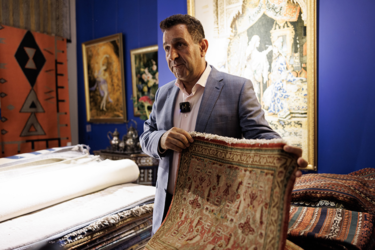 «Это очень трудная и долгая работа, которая, к сожалению, потихоньку уходит в историю. Молодежь сейчас не хочет заниматься коврами, слишком сложно, а мастера, которые умеют делать, уходят из жизни» «Это очень трудная и долгая работа, которая, к сожалению, потихоньку уходит в историю. Молодежь сейчас не хочет заниматься коврами, слишком сложно, а мастера, которые умеют делать, уходят из жизни»