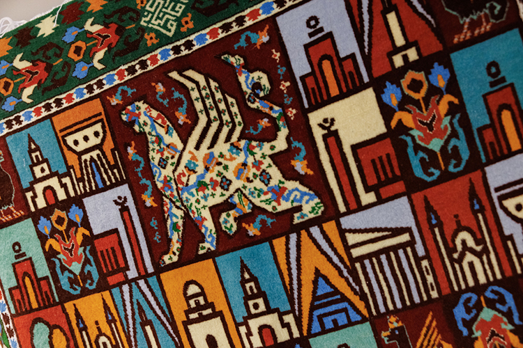 «Татарстан — моя вторая родина. Поэтому мы с дизайнерами при помощи администрации города сделали казанский ковер — это душа нашего магазина» «Татарстан — моя вторая родина. Поэтому мы с дизайнерами при помощи администрации города сделали казанский ковер — это душа нашего магазина»