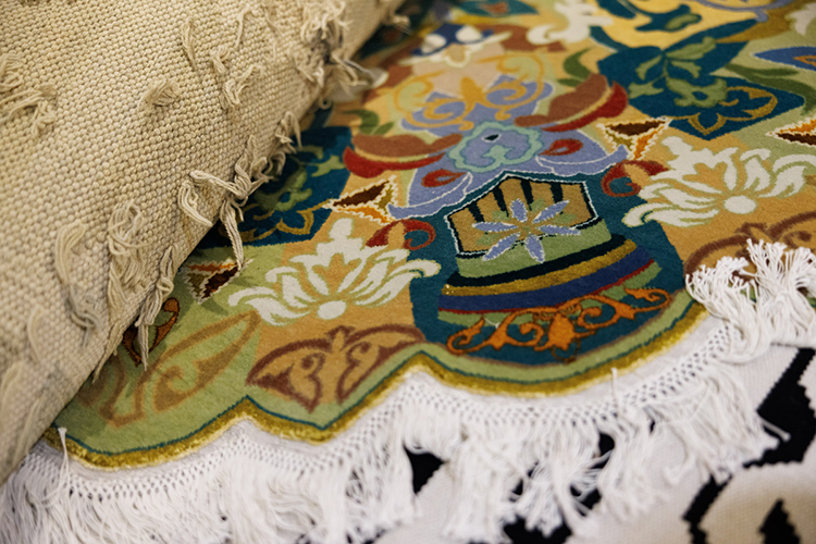 «Качество ковра зависит от плотности узлов. Высший пилотаж, когда на квадрате 6,5 на 6,5 сантиметра 120 узлов» «Качество ковра зависит от плотности узлов. Высший пилотаж, когда на квадрате 6,5 на 6,5 сантиметра 120 узлов»