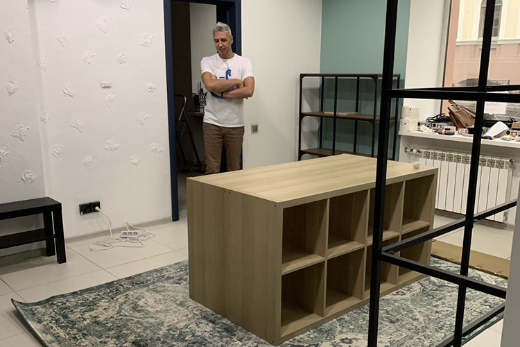 «Ремонт был минимальным: убрали все зеркала и декоративные элементы, оставшиеся от салона красоты, и перекрасили стены в близкие нам по духу цвета» «Ремонт был минимальным: убрали все зеркала и декоративные элементы, оставшиеся от салона красоты, и перекрасили стены в близкие нам по духу цвета»