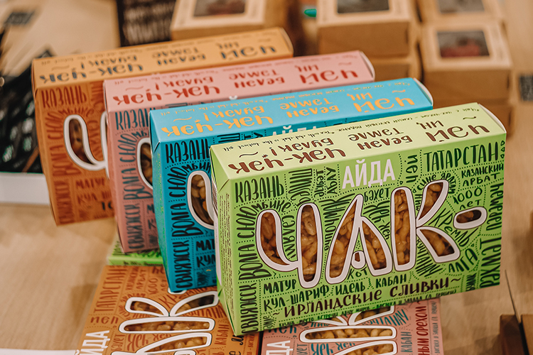 «Самые продаваемые товары в нашей сувенирной лавке — чак-чак, футболки, магниты, пастила, игры» «Самые продаваемые товары в нашей сувенирной лавке — чак-чак, футболки, магниты, пастила, игры»