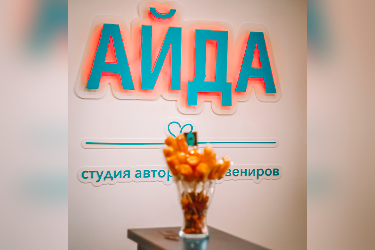 «В нашей нише есть еще один-два магазинчика. Но надо понимать, что рынок подразделяется на так называемого пакетного туриста, который приехал с группой, закупился магнитиками и тюбетейками на Баумана и уехал, и на самостоятельных путешественников, которым чаще всего интересно выискивать что-то нишевое» «В нашей нише есть еще один-два магазинчика. Но надо понимать, что рынок подразделяется на так называемого пакетного туриста, который приехал с группой, закупился магнитиками и тюбетейками на Баумана и уехал, и на самостоятельных путешественников, которым чаще всего интересно выискивать что-то нишевое»