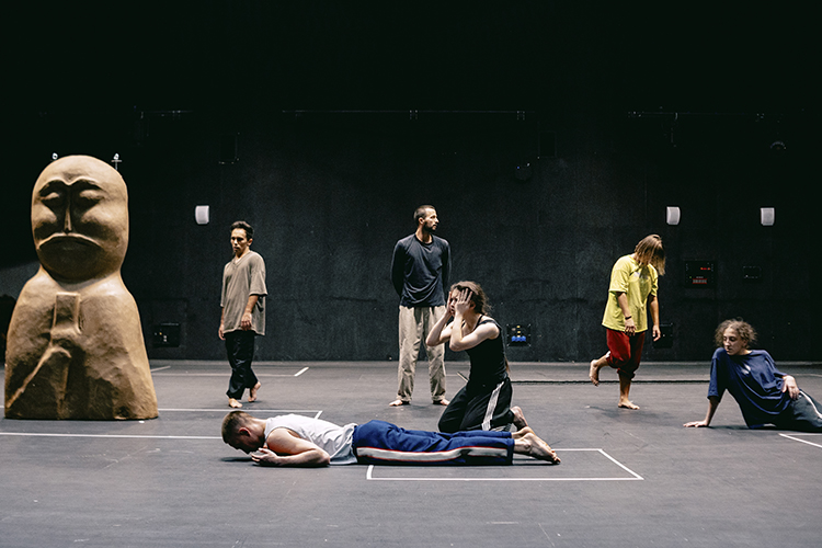 «На фестивале «Аваздаш», который пройдет в начале ноября, Нурбек делает спектакль на большой сцене — посмотрим, сколько человек придет»