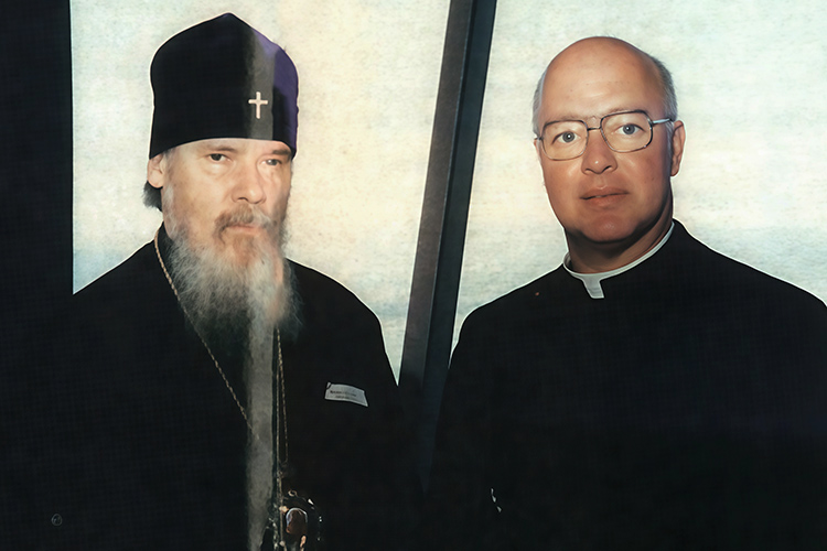 «Митрополит Алексий, приступив к своей работе, едет за Казанской иконой, что еще раз подтверждает ее ценность и значимость» (фото из журнала со статьей о визите митрополита Алексия в США)