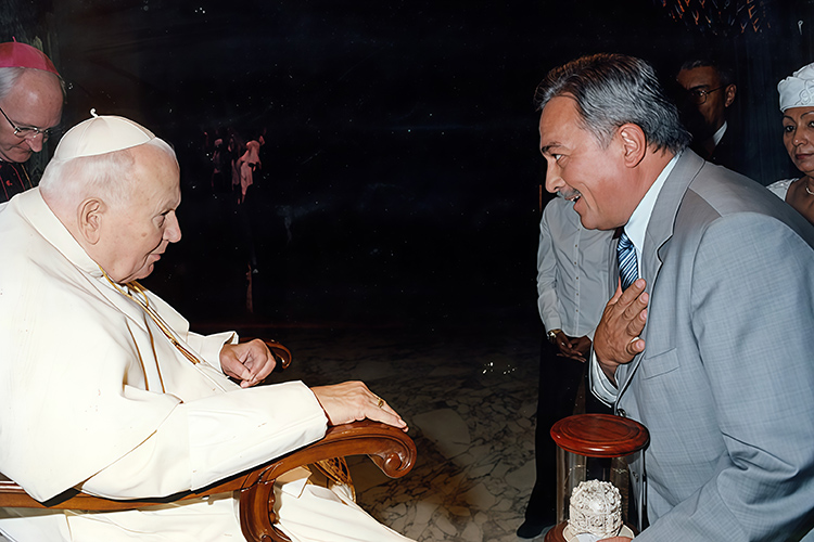 «Я подарил папе яйцо Фаберже, в которое положил миниатюрный Коран»