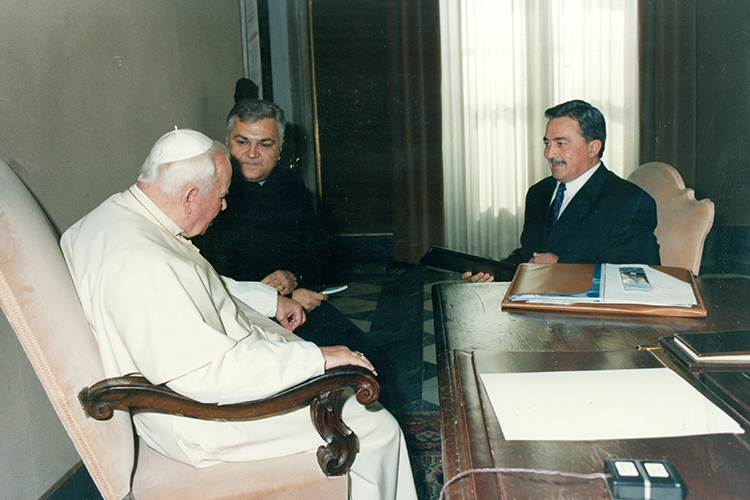 «Когда мы наконец добрались до понтифика, уже был указ президента России Бориса Ельцина о праздновании 1000-летия Казани. И возвращение иконы стало для нас уже целью»