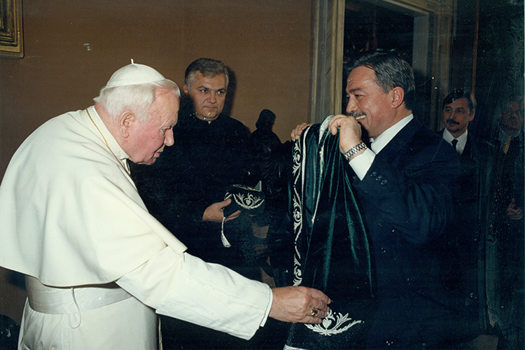 «Я при всех надеваю расшитый халат на папу и вручаю всем присутствующим служителям Ватикана сувениры. Мы делаем общую фотографию, и на этом встреча закончилась»