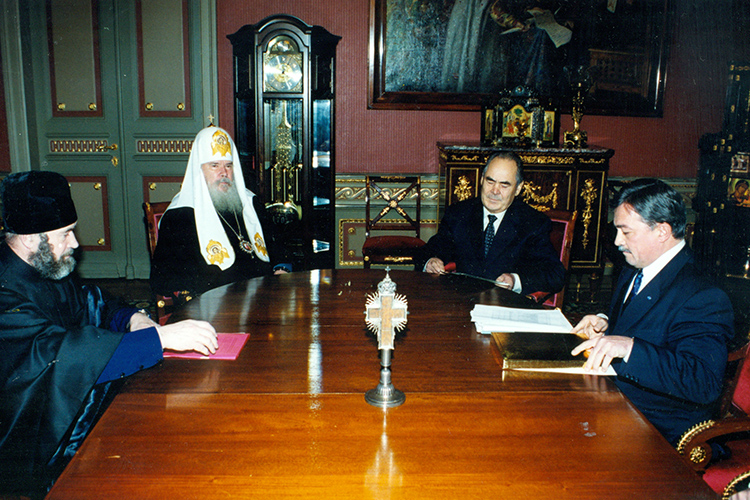 «После этой встречи наступило перемирие и кончились всякие тяжелые разговоры. Он меня потом наградил высокими наградами РПЦ, у нас отношения хорошие сложились»