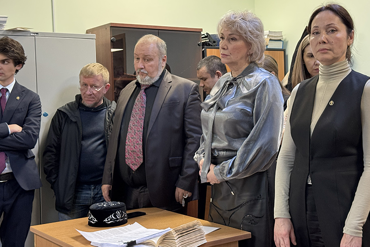 Вместе с Барлевой на скамье подсудимых по обвинению в этих же преступлениях оказался издатель газеты «Сираҗи сүзе» Искандер Сиразиев Вместе с Барлевой на скамье подсудимых по обвинению в этих же преступлениях оказался издатель газеты «Сираҗи сүзе» Искандер Сиразиев