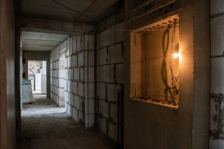 При этом, что интересно, у застройщиков дела идут отлично. Продажи квартир идут с «плюсом» на 20,9%, до 118 млрд рублей При этом, что интересно, у застройщиков дела идут отлично. Продажи квартир идут с «плюсом» на 20,9%, до 118 млрд рублей