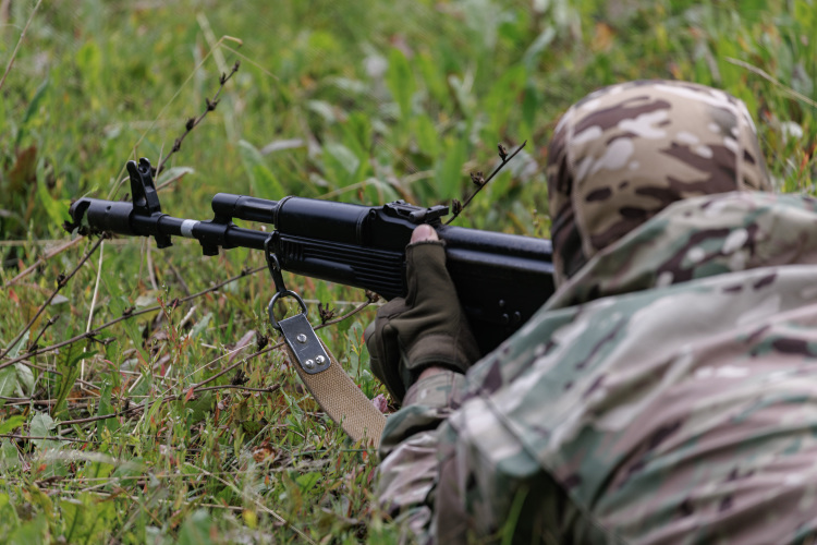 Резервисты — это не контрактники. Главное их отличие в том, что резервисты не военнослужащие, это, по сути, гражданские лица, которые совмещают «пребывание в резерве» со своей основной работой, но раньше служили в ВС РФ и затем заключили контракт о пребывании в резерве Резервисты — это не контрактники. Главное их отличие в том, что резервисты не военнослужащие, это, по сути, гражданские лица, которые совмещают «пребывание в резерве» со своей основной работой, но раньше служили в ВС РФ и затем заключили контракт о пребывании в резерве